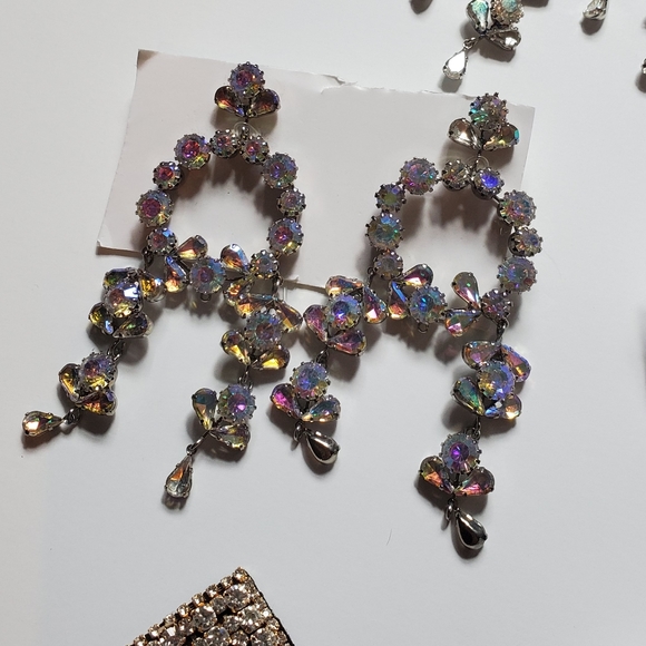 Bundle of costume diamond earings - Picture 10 of 11